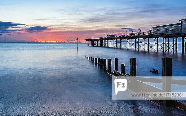 Sonnenaufgang in Langzeitbelichtung von Grand Pier  Teignmouth  Devon  England  Großbritannien  Europa