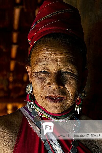 Alte Kayan-Frau  Dorf Kayah  Gebiet Loikaw  Staat Kayah  Myanmar  Asien