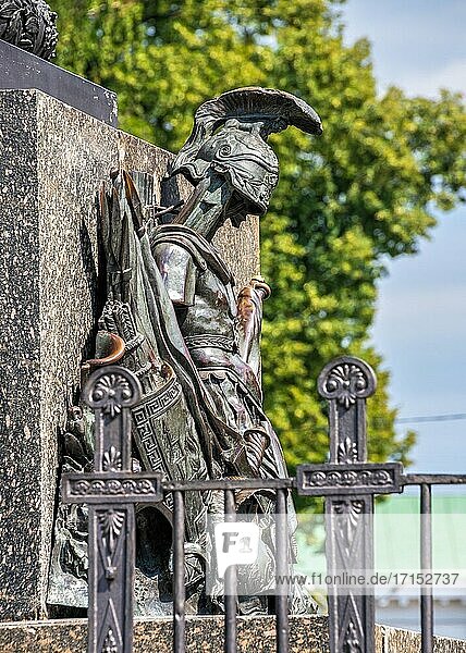 Poltawa  Ukraine 07. 13. 2020. Die Säule des Ruhms erinnert an einem sonnigen Sommertag an den hundertsten Jahrestag der Schlacht von Poltawa in der Ukraine.