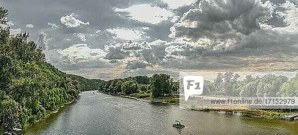 Svyatogorsk  Ukraine 07. 16. 2020. Der Fluss Sewerskij Donez in der Nähe der Lawra von Swjatogorsk oder Swiatohirsk an einem sonnigen Sommermorgen.