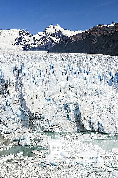 Detail der Eisformation des Perito-Moreno-Gletschers,  der aufgrund der globalen Erwärmung und des Klimawandels schmilzt,  Nationalpark Los Glaciares,  nahe El Calafate,  Patagonien,  Argentinien