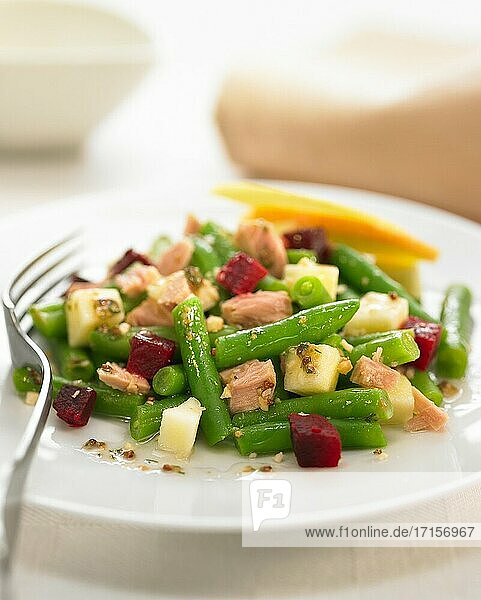 Salat mit grünen Bohnen  Roter Bete  Thunfisch  Gruy?re Knoblauch und Petersilie.