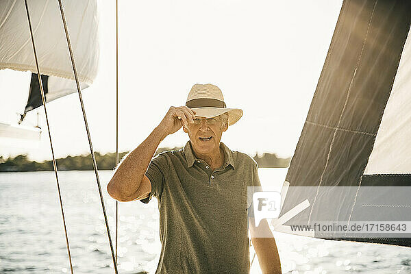 Porträt eines älteren Mannes mit Hut im Boot an einem sonnigen Tag