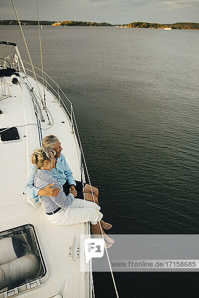Hohe Winkel Ansicht der älteren Paar bewundern Meer  während auf Boot sitzen