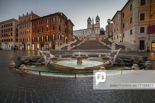 Italien  Rom  Spanische Treppe  Piazza di Spagna  Barcaccia-Brunnen  Brunnen auf dem Stadtplatz in der Dämmerung