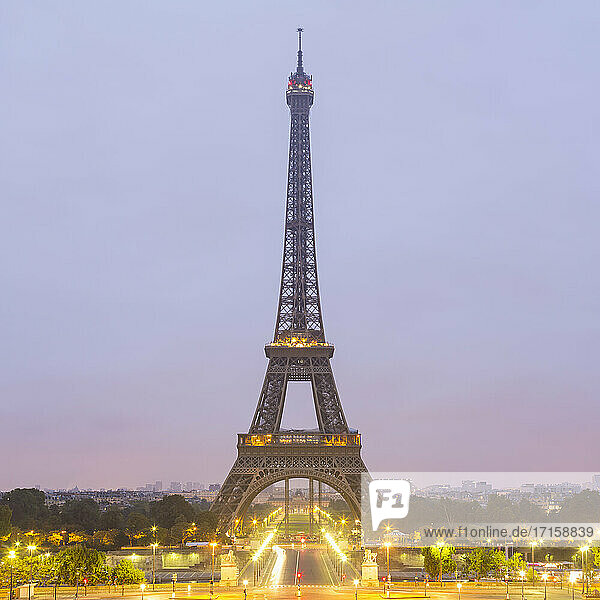 Frankreich  Ile-de-France  Paris  Eiffelturm in der Morgendämmerung
