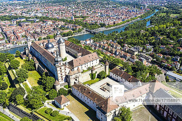 Deutschland  Bayern  Unterfranken  Würzburg  Festung Marienberg  Luftbild der Stadt mit Burg