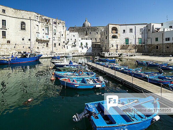 Blaues Boot im Kanal zwischen Gebäuden an einem sonnigen Tag in Monopoli  Apulien  Italien