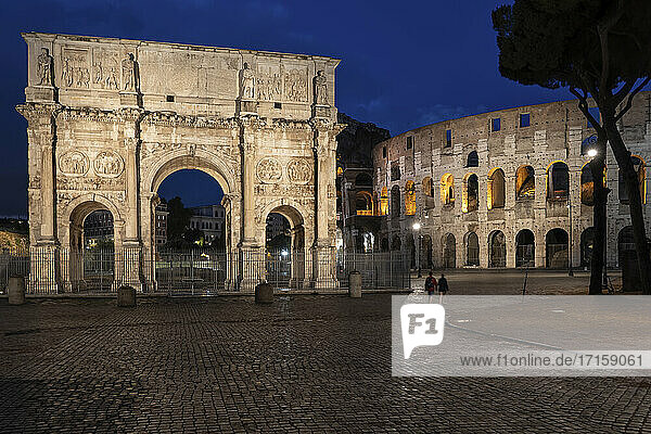 Italien  Rom  Konstantinsbogen und Kolosseum bei Nacht