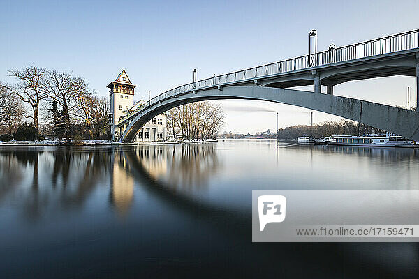 Deutschland  Berlin  Abteibrücke  Fluss und Brücke an einem Wintertag