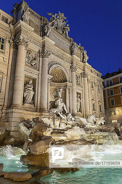Italien  Rom  Trevi-Brunnen  Verschnörkelter Brunnen im Barockstil