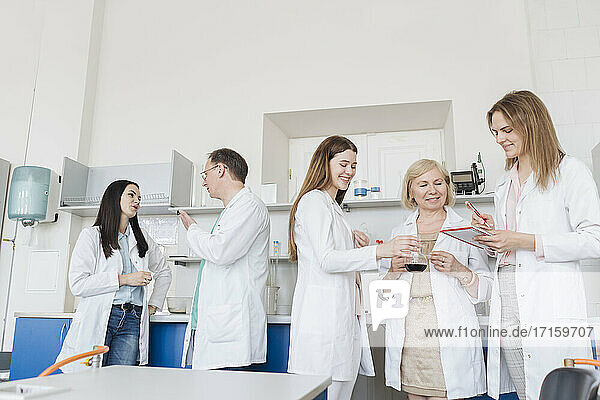 Forscher diskutieren in einem Labor