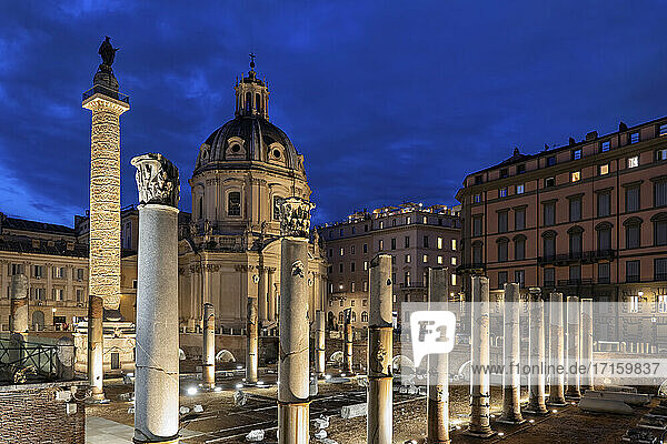 Italien  Rom  Trajan Forum und Säule bei Nacht beleuchtet