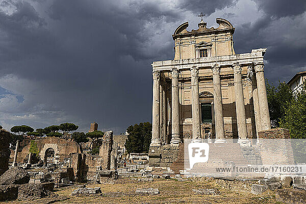 Rom  Italien  Forum Romanum  Tempel des Antoninus und der Faustina und Kirche San Lorenzo in Miranda