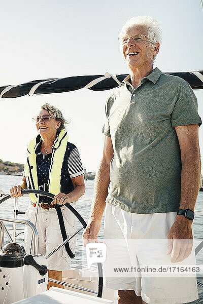 Frau Segelboot stehend von älteren Mann an einem sonnigen Tag