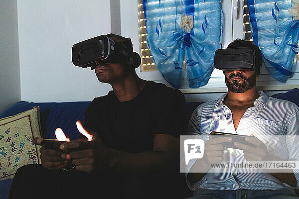 Männer benutzen Virtual-Reality-Headsets mit Smartphones
