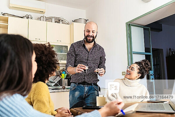 Hausbewohner zusammen in der Küche beim Kaffee trinken