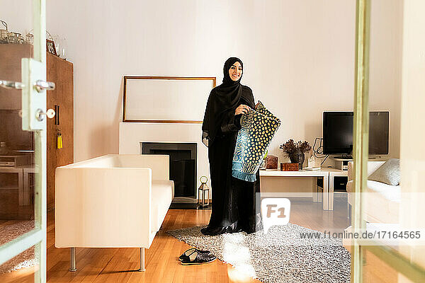 Junge muslimische Frau mit Gebetsteppich