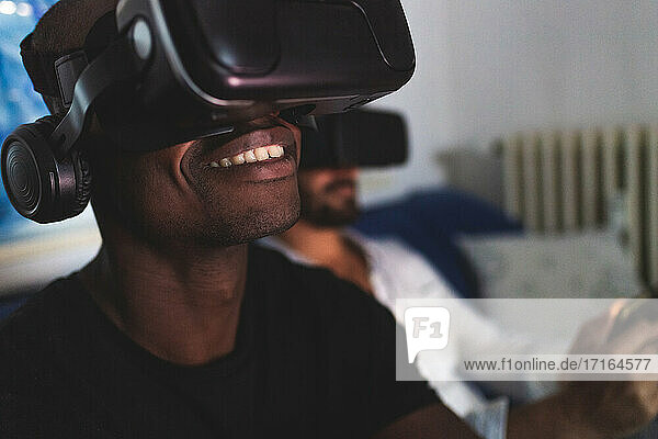 Mann trägt Virtual-Reality-Headset