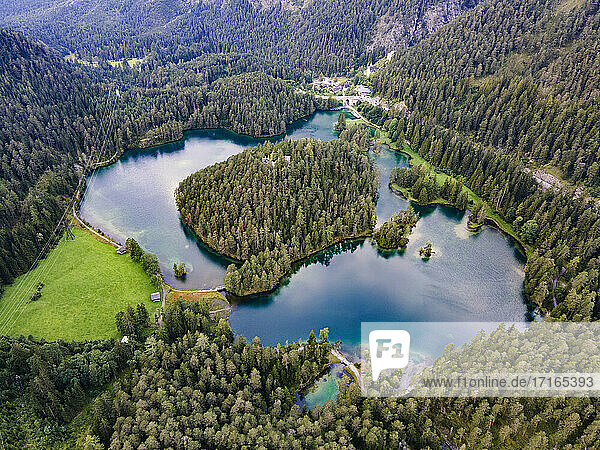 Österreich  Tirol  Fernsteinsee  Luftaufnahme von See und Bergen