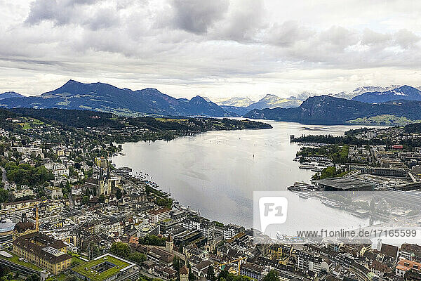 Schweiz  Luzern  Luftaufnahme der Stadt in der Nähe von Bergen und See