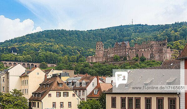 Germany  Baden-Wurttemberg  Heidelberg  Ruins of Heidelberg Castle with old town houses in foreground
