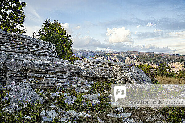 Griechenland  Epirus  Zagori  Pindos-Gebirge  Vikos-Nationalpark  Blick auf Felsformation im Gebirge