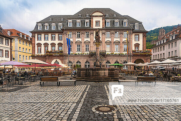 Germany  Baden-Wurttemberg  Heidelberg  Old town market square with town hall in background