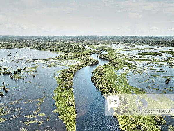 Elfenbeinküste  Sassandra  Luftaufnahme von Lagunen mit klarer Horizontlinie im Hintergrund
