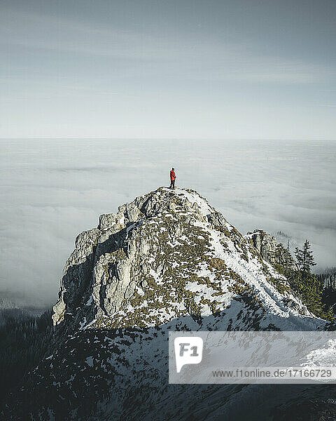 Deutschland  Bayern  Ammergauer Alpen  Teufelstattkopf  Tourist beim Bergwandern an einem Wintertag