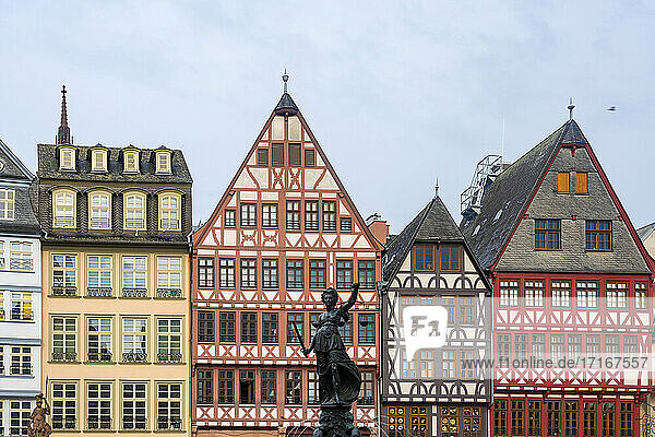 Deutschland  Frankfurt  Römerberg  Gerechtigkeitsbrunnen auf Altstadtplatz mit Fachwerkhäusern