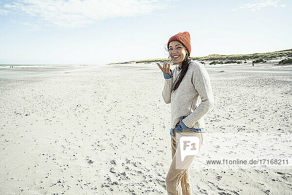Porträt einer allein stehenden Frau am Sandstrand