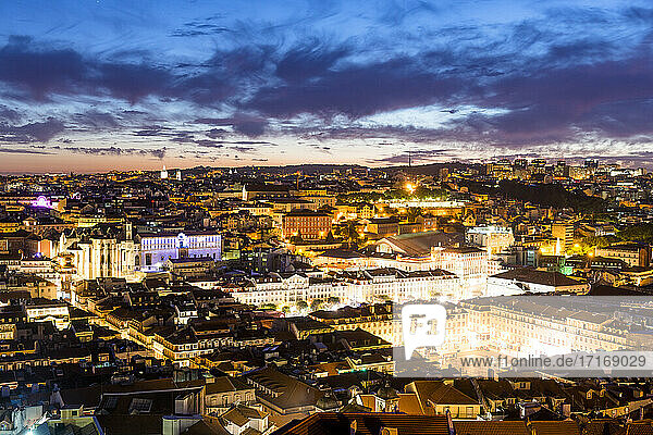 Portugal  Lissabon  Blick auf die Stadt in der Abenddämmerung