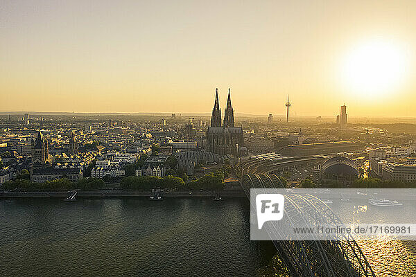 Deutschland  Köln  Rhein  Blick auf Fluss und Stadt bei Sonnenuntergang