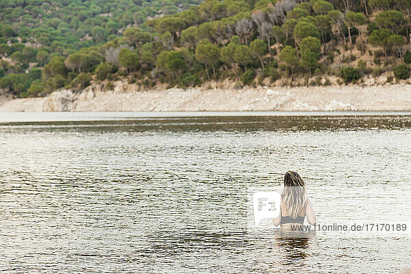 Junge Frau beim Baden im See