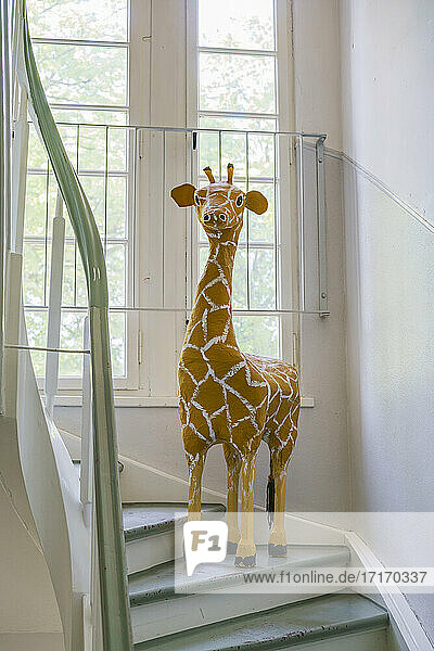 Giraffenfigur auf der Treppe