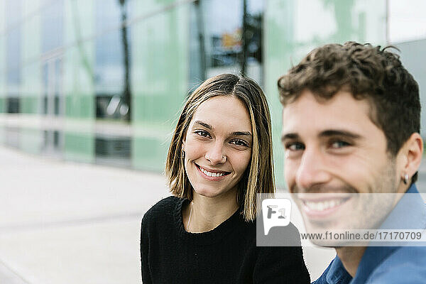 Porträt eines lächelnden Paares im Freien