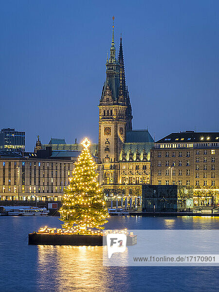 Deutschland  Hamburg  Binnenalster  Rathaus  See und Stadtansicht mit Weihnachtsdekoration