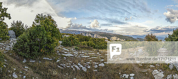 Griechenland  Epirus  Zagori  Pindos-Gebirge  Vikos-Nationalpark  Blick auf eine Bergkette mit Felsformation