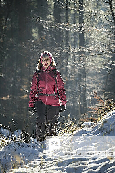 Frau geht im Wald im Winter spazieren