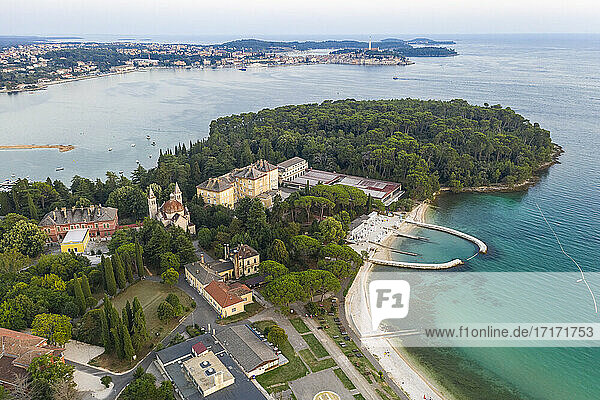 Kroatien  Gespanschaft Istrien  Rovinj  Luftaufnahme der Küstenstadt in der frühen Sommerdämmerung