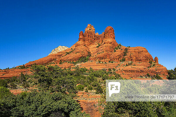 USA  Arizona  Sedona  Rote Felsen und blauer Himmel