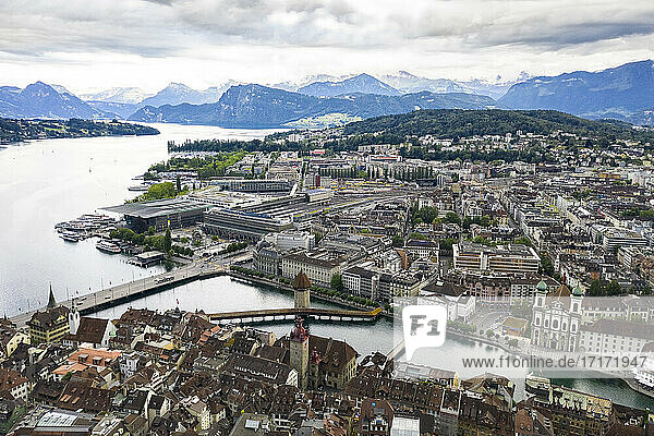 Schweiz  Luzern  Luftaufnahme der Stadt in der Nähe von Bergen und See