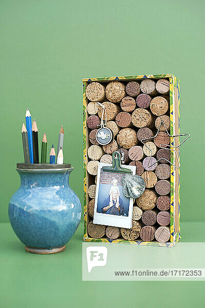Vase mit Bleistiften und DIY-Pinnwand aus verschiedenen Korken