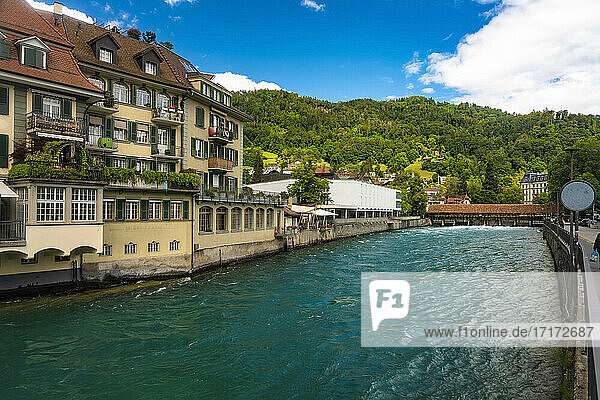 Holzbrücke über den Fluss bei alten Gebäuden in Thun  Schweiz