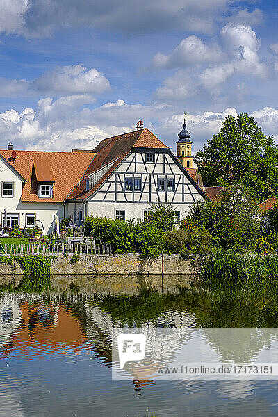Deutschland  Bayern  Wassertrudingen  Wornitzpark  Wassermühle spiegelt sich in der Wornitz