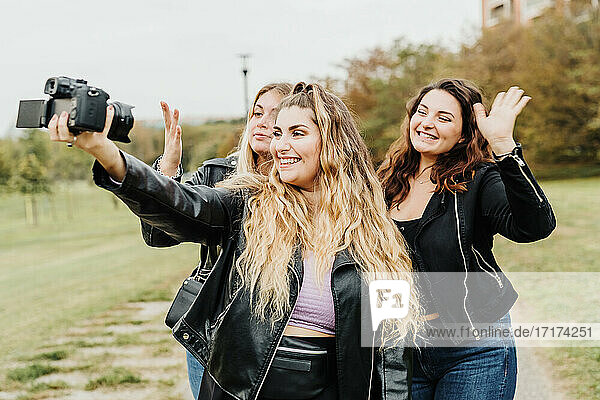 Freunde machen Selfie mit Kamera