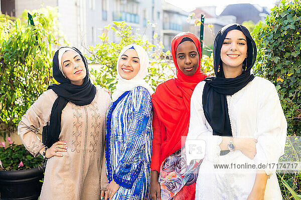 Vier junge muslimische Frauen im Garten