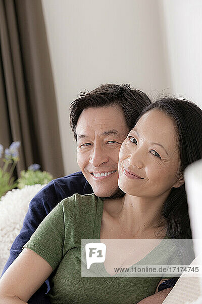 Porträt eines lächelnden reifen Paares