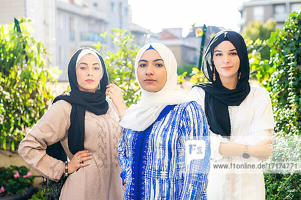 Porträt von drei jungen muslimischen Frauen